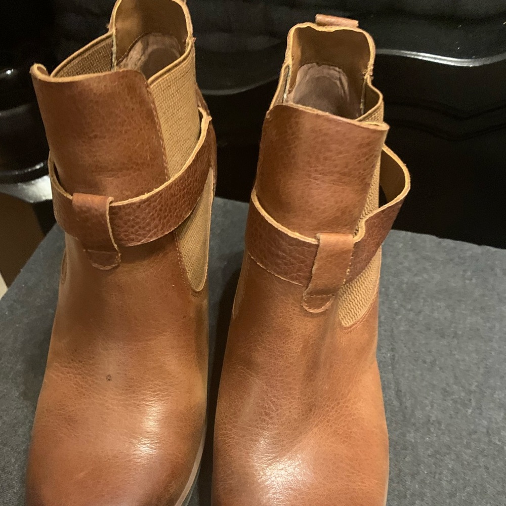 Korks ease ankle boots